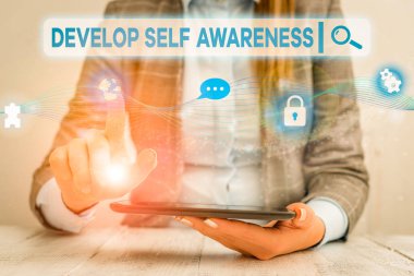 Gelişmiş Özfarkındalık gösteren metin işareti. İş fotoğrafı gösterimi, kendi karakterinin bilinçli bilgisini artırır. Kadın giyimi resmi iş elbisesi sunumu sunar. Akıllı aygıt kullanın.