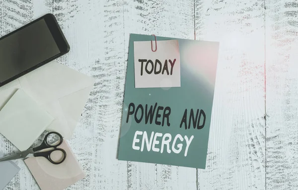 写字条显示电力和能量 电力配送行业的经营理念高能量信封纸片智能手机记事本剪子木制背景 — 图库照片