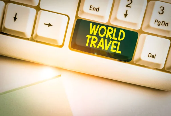世界旅行 概念照片在遥远的地理位置之间显示的移动白色Pc键盘 白纸上方空白背景键复制空间 — 图库照片