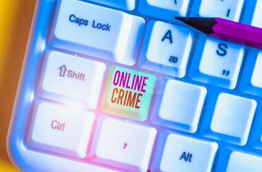 Çevrimiçi Suçları gösteren metin işareti. Beyaz arkaplan anahtar alanının üzerinde boş not kağıdı bulunan İnternet Beyaz PC klavyesinde suç veya yasadışı çevrimiçi faaliyet gösteren iş fotoğrafı