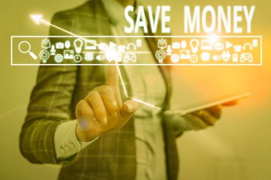 Tasarruf Parasını gösteren metin işareti. İş fotoğrafçısında her ay bir miktar nakitin kullanılıyor.