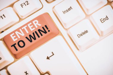 Enter To Win 'i gösteren metin işareti. Beyaz arkaplan anahtar alanının üzerinde boş not kağıdı ile ödül veya beyaz pc klavye kazanma şansı karşılığında bir şey takas eden iş fotoğrafı gösterimi