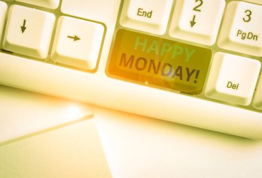 Mutlu Pazartesi 'yi gösteren bir mesaj. İş fotoğrafı metni, beyaz arkaplan anahtar alanının üzerindeki boş not kağıdıyla ona harika bir yeni hafta dileği sunan beyaz pc klavye sıralamasını anlatıyor