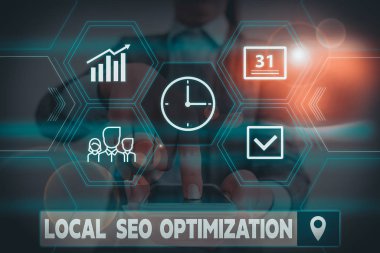 Yerel Seo Optimizasyonunu gösteren kavramsal el yazısı. Ana Liste Listesindeki Arama Görünürlüğünü Artırmak anlamına gelen kavram Sunum akıllı aygıtı sunan iş elbisesi giyen kadın
