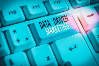 Data Driven Pazarlama 'yı gösteren metin işareti. İş fotoğrafı gösterme stratejisi Insight Analizi üzerine kurulmuş Beyaz pc klavye üzerinde beyaz arkaplan anahtar alanının üzerinde boş not kağıdı ile etkileşimlerinden