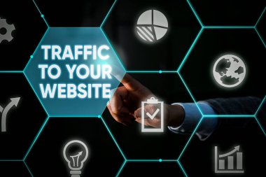Web sitenize Trafik 'i gösteren bir not yazıyorum. Çevrimiçi ticaretin can damarı için iş konsepti Daha Potansiyel Liderler Erkek İnsan giyimi Akıllı aygıt kullanılarak sunulan resmi kıyafet