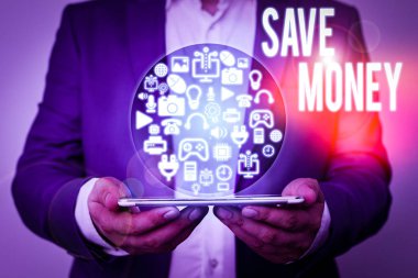 Tasarruf Parası 'nı gösteren not. Bir süre sonra kullanmak üzere her ay paranızın bir kısmını depolamak için iş konsepti