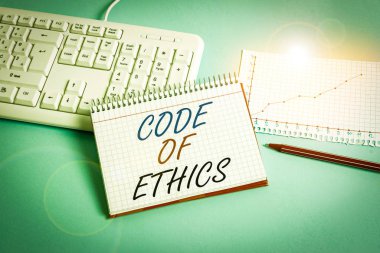 Etik Kodu 'nu gösteren metin işareti. İş fotoğrafında Ahlaki Kurallar Ahlaki Dürüstlük İyi prosedür Kağıt mavi masa bilgisayarı klavye çalışma defteri çizelgesi notları