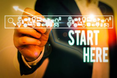 Metin işareti Buradan Başla 'yı gösteriyor. İş fotoğrafı sergisi birine bunun başlangıç noktasından varış noktasına gideceğini söylüyor.