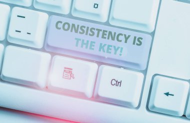 Tutarlılık gösteren kavramsal el yazısı Anahtardır. Breaking Bad Habits ve Forming Good Ones beyaz arka plan üzerinde not kağıdı ile anlam kavramı