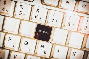 Mantıksız olduğunu gösteren mesaj işareti. İş fotoğrafı metni, beyaz arkaplan anahtar alanının üzerinde boş not kağıdı bulunan uygunsuz beyaz pc klavye kabul edilebilirlik veya adilliğin ötesinde