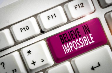 Kelime yazma metni İmkânsıza İnanmak. İş fotoğrafı gösterimi Bunu yapabilirsiniz Her şey mümkün Beyaz PC klavye ile beyaz arkaplan üzerinde boş not kağıdı kopyalama alanı