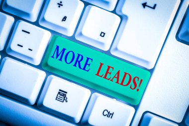 El yazısı metin Daha Fazla Müşteri Adayı. Tüketici ilgi kavramsal fotoğraf başlatma veya beyaz arka plan anahtar kopyalama alanı üzerinde boş not kağıdı ile ürün Beyaz pc klavye içine soruşturma