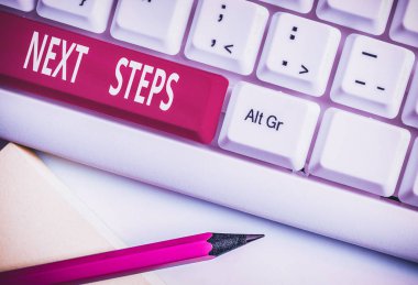 Sonraki Adımları gösteren metin işareti. İş fotoğraf metin bir şey yapmak veya başka bir şey bitirdikten sonra plan Beyaz pc klavye beyaz arka plan tuşu kopyalama alanı üzerinde boş not kağıdı ile