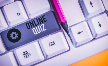 Çevrimiçi Test'i gösteren metin işareti. Beyaz arka plan tuşu kopyalama alanı üzerinde boş not kağıdı ile Internet Beyaz pc klavyede yayınlanan iş fotoğraf vitrin oyunu veya bir zihin sporu