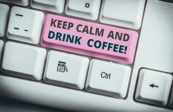 概念手写显示保持平静和喝咖啡 概念意义鼓励示范享受咖啡因饮料和放松白色Pc键盘与笔记纸上方的白色背景 — 图库照片