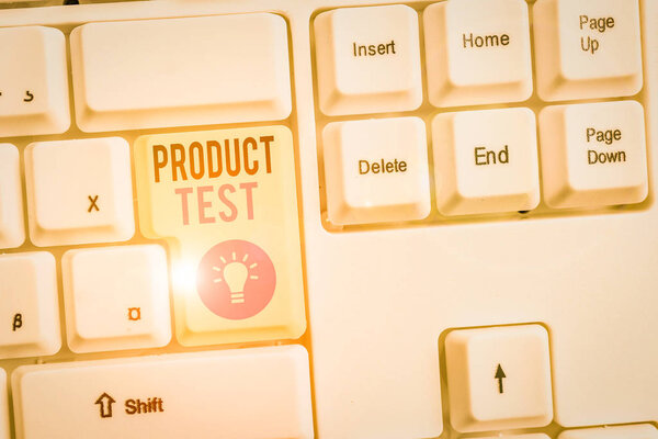 Тест продукта на написание текста. Процесс демонстрации бизнес-фото для измерения свойств или перфоризации продуктов Белая клавиатура ПК с пустой бумагой на белом фоне
