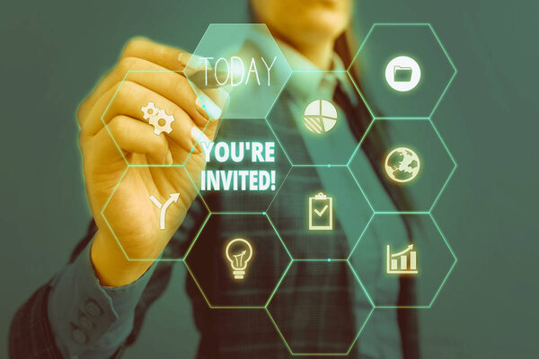 Знак с надписью You Re Invited. Деловая фотовыставка сделать вежливый дружеский запрос к кому-то пойти куда-то женщина носить официальный рабочий костюм презентации с использованием умных новейших устройств
