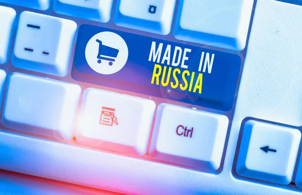 俄罗斯制造的文字 商业照片展示在俄罗斯白色键盘中分析的产品或东西 空白的便笺在白底键复制空间之上 — 图库照片