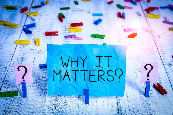 Текст почерка "Почему это важно". Концептуальная фотография самая важная вещь, которая должна быть сделана, когда вовлечен в ситуацию Начертанный и рушащийся лист с скрепками помещен на деревянный стол
