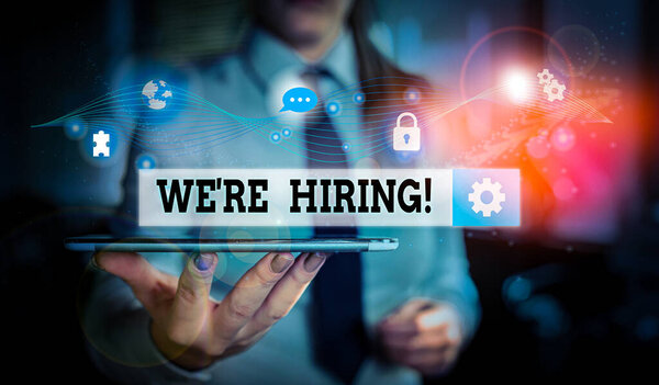 Концептуальный почерк, показывающий We Re Hiring. Концепция означает в последнее время нанять кого-то или заплатить ему, чтобы сделать определенную работу Фото фотосеть с современным умным устройством
