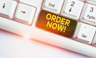 Şimdi Düzen'i gösteren kavramsal el yazısı. Kavramı anlamı beyaz arka plan üzerinde not kağıdı ile Beyaz pc klavye satmak satın almak için bir taraf tarafından diğer istek doğruladı