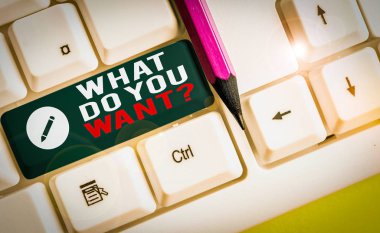 Ne İstersiniz Soru gösteren kavramsal el yazısı. Kavram anlamı söylemek veya beyaz arka plan üzerinde not kağıdı ile beyaz pc klavye bir şey hakkında gösteren sormak için yazmak