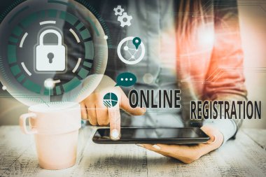 Online Kayıt gösteren kavramsal el yazısı. Kavram anlamı Sistemi abone veya Internet üzerinden kayıt Kadın insan akıllı cihaz sunan resmi iş elbisesi giymek