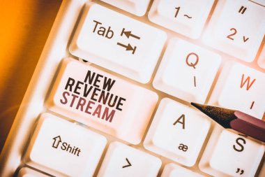 El yazısı metni Yeni Gelir Akımı. Ek Geliştirilmiş Geliştirilmiş Geliştirilmiş Geliştirilmiş Gelir Kaynağı Beyaz pc klavyesi üzerinde boş not kağıdı olan beyaz arkaplan anahtar alanı