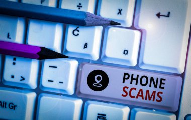 Telefon dolandırıcılığını gösteren bir mesaj. Yasadışı para elde etmek için telekomünikasyonların iş fotoğrafı metni kullanımı