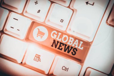 Global News 'i gösteren kavramsal el yazısı. Kavram derken, beyaz arkaplan üzerinde nota kağıdı bulunan son veya önemli olaylar hakkında kayda değer bilgi anlamına gelir