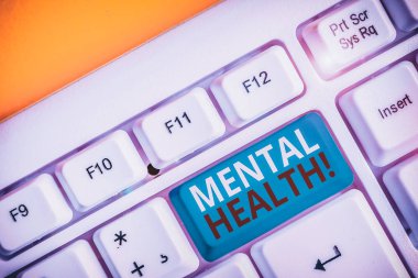 Akıl Sağlığı için el yazısı. Beyaz arkaplan anahtar alanının üzerindeki boş not kağıdıyla onların psikolojik klavyelerinin iyi olduğuna ilişkin kavramsal fotoğraf gösterimleri durumu