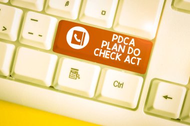 El yazısı Pdca Planı Kontrol Etme Eylemi. Beyaz arkaplan anahtar boşluğunun üzerindeki boş not kağıdıyla Sorunları Çözmede Kavramsal Fotoğraf Tekerleği Gelişmiş Süreç beyaz pc klavyesi