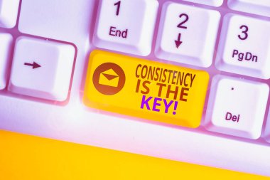 Kelime yazma metni Tutarlılık Anahtardır. Breaking Bad Habits ve Forming Good Ones Beyaz pc klavye beyaz arka plan tuşu kopyalama alanı üzerinde boş not kağıdı ile vitrine İş fotoğraf