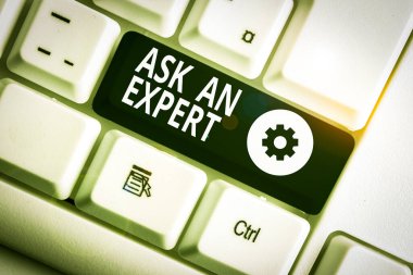 Uzmana Sor'u gösteren not yazma. Beyaz arka plan üzerinde not kağıdı ile bir şey veya bilgili Beyaz pc klavye hakkında beceri ye sahip birine danışmak için Iş konsepti