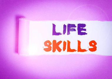 El yazısı Hayat Becerileri. Günlük hayata tam katılım için gerekli kavramsal fotoğraf becerisi. Karton, sade bir masa arkaplanının üzerine yerleştirilir.