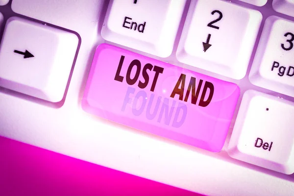 Scrivere Biglietto Che Mostra Lost Found Business Concept Luogo Dove — Foto Stock