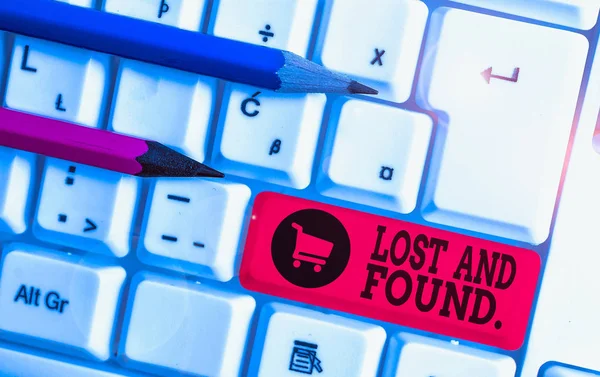 Escrevendo Bilhete Mostrando Lost Found Conceito Negócio Para Lugar Onde — Fotografia de Stock