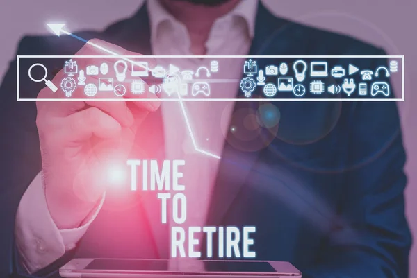 引退する時間を示すメモを書く 高齢者で働くのをやめる年金受給者のためのビジネスコンセプト — ストック写真