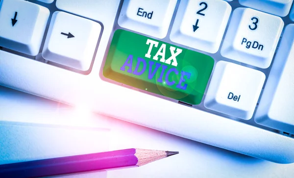 税務アドバイスを示すテキスト記号 税法の高度な訓練と知識を持つビジネス写真テキスト税務エージェントサービス白い背景キーコピースペースの上に空のノート紙と白いPcキーボード — ストック写真
