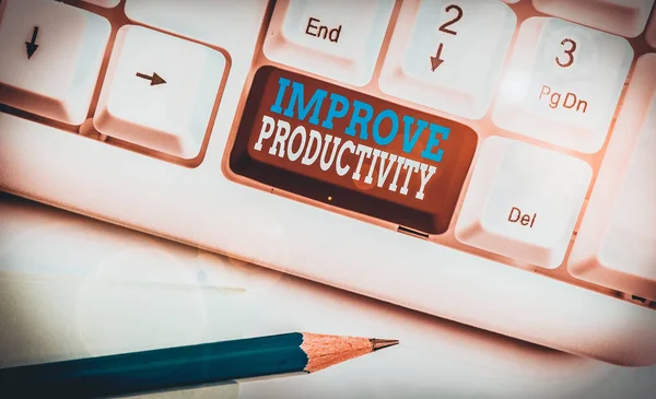 Verimliliği Artır'ı gösteren kavramsal el yazısı. Kavramı makine ve süreç verimliliği artırmak için beyaz arka plan üzerinde not kağıdı ile Beyaz pc klavye