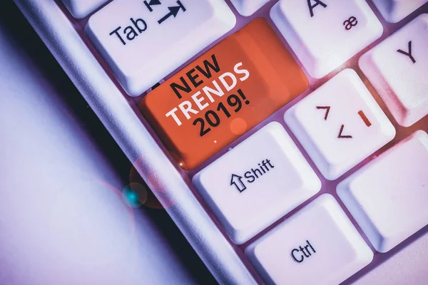 Szöveges Jel Mutatja New Trends 2019 Teendő Fénykép Szöveg Általános — Stock Fotó