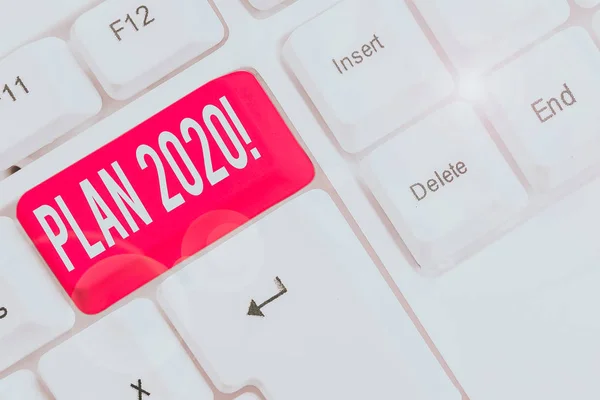 写说明显示2020年计划 业务概念的详细建议做实现的东西明年白色Pc键盘与笔记纸上面的白色背景 — 图库照片