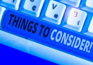 Göz önünde bulundurulması gereken şeyleri gösteren metin işareti. İş fotoğraf vitrin eve karar vermek için dikkatle bir şey düşünmek