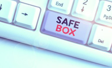 Word yazma metni Güvenli Kutu. Önemli veya değerli şeyleri saklayabileceğiniz küçük bir yapıyı sergileyen iş fotoğrafı