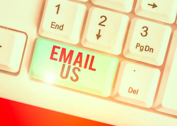 글씨로 이메일을 보냅니다 우편을 사용하여 구경하고 람들에게 상업적 메시지를 보내는 — 스톡 사진