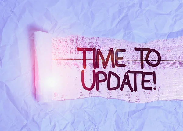 Güncelleme Süresini gösteren metin işareti. İş fotoğrafı metni. Bu daha modern bir şey yapmak için doğru zaman. Ortadan ikiye bölünmüş, klasik ahşap bir masanın üzerine yerleştirilmiş yeni bir karton.