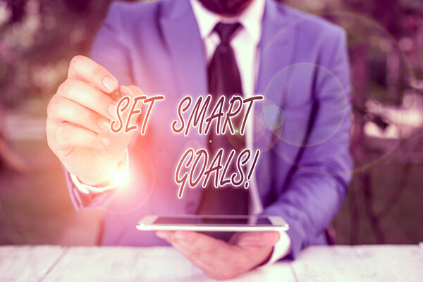 Написать текст Установить умные цели. Деловые фотографии, демонстрирующие список, чтобы прояснить свои идеи, фокусируют усилия на использовании времени, мудро указывая ручкой на пустое пространство для копирования
