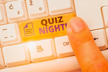 Quiz Night'ı gösteren not yazma. Bireyler arasında akşam test bilgi yarışması için iş kavramı