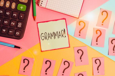 Gramer gösteren kavramsal el yazısı. Kavram, tüm sistem yapısı dili sözdizimi ve morfoloji, matematik ve pastel arkaplan üzerine yazma ekipmanları anlamına gelir.